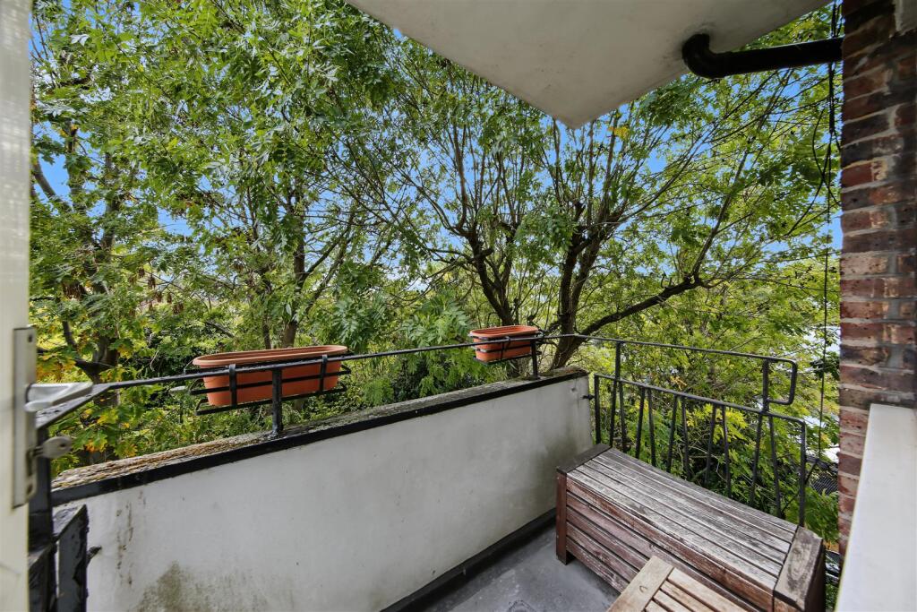 Apartment in London, Barnsbury Estate, Barnsbury - View 3