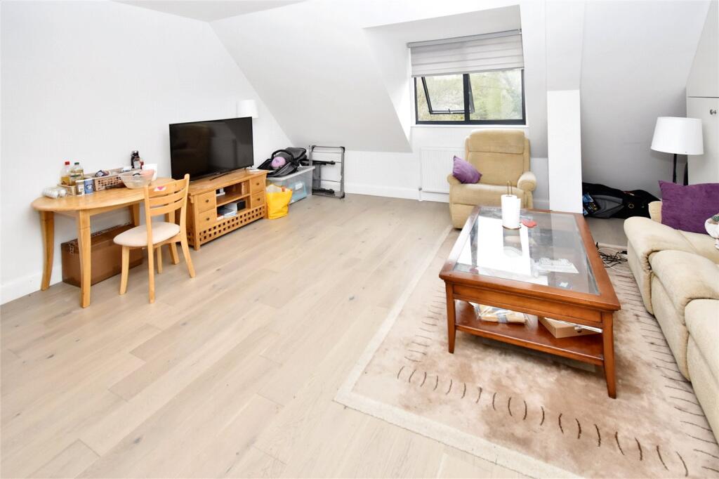 Apartment in Reading - View 4