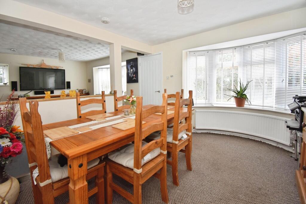 House in Fareham, Locks Heath - More