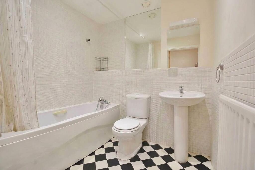 Apartment in London, Worton - More