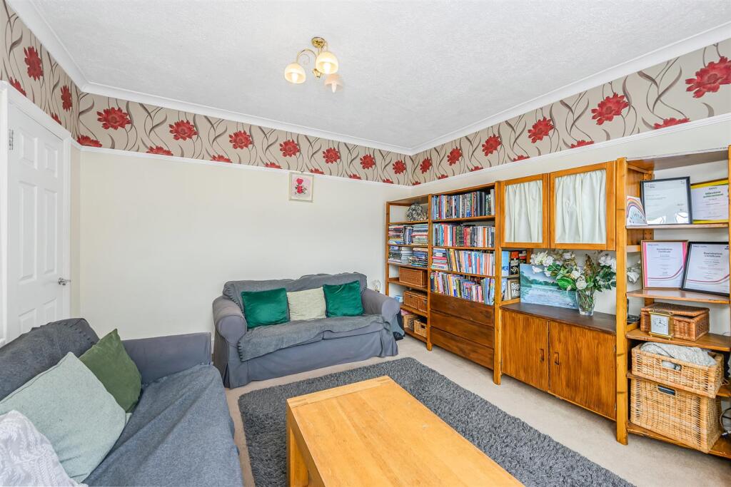 House in London, Chingford Mount, Highams Park - View 4