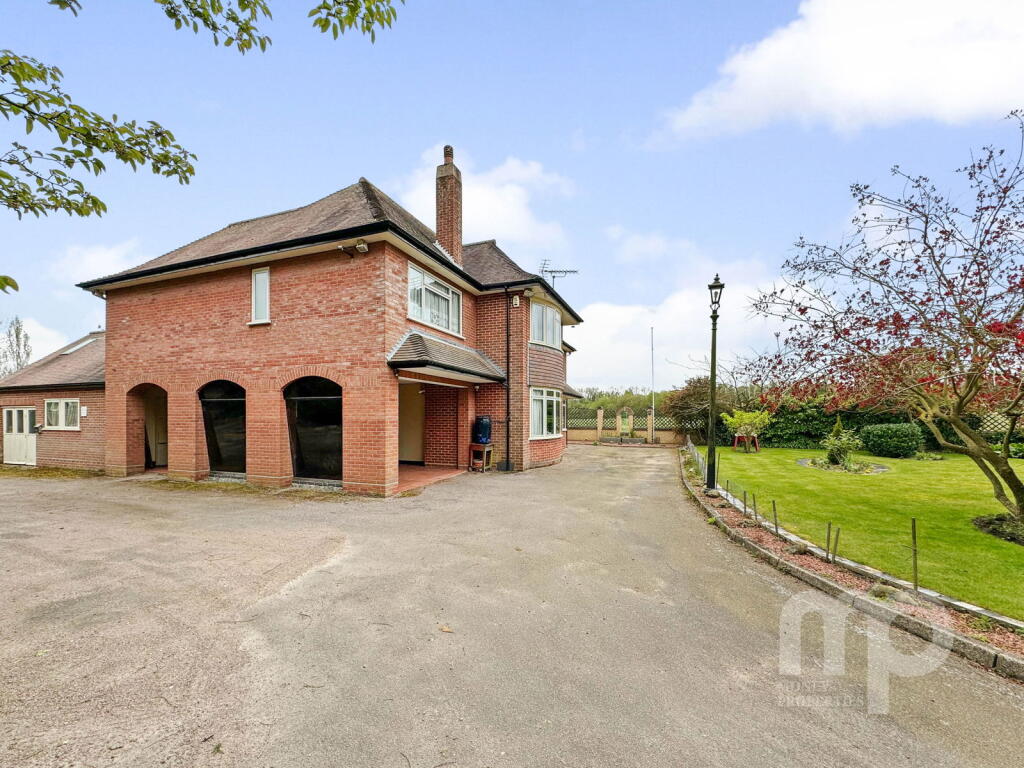 4-bed detached on Oak Lodge, Norwich Road, Ashwellthorpe, £665,000