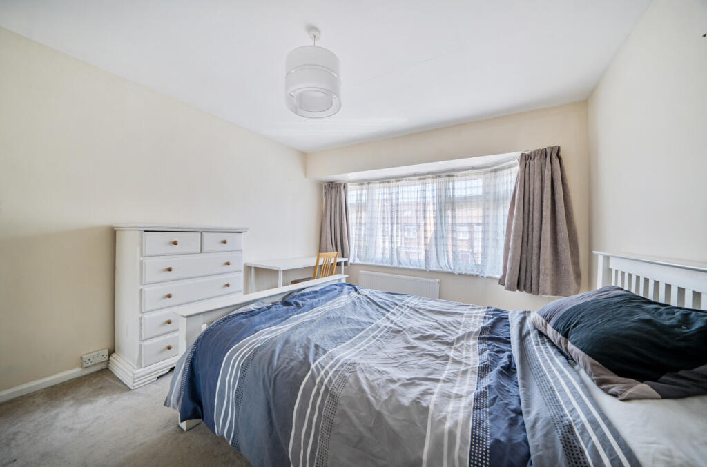 Braycourt Avenue, Walton On Thames, Surrey, KT12 photo 4