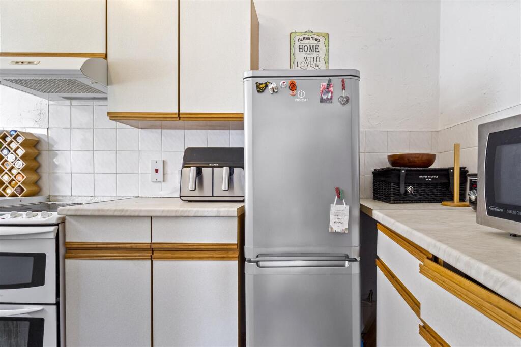 Apartment in Worthing, West Sussex - More