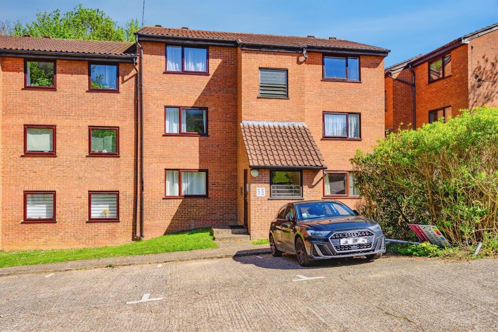 1-bed flat on Valley Green, HEMEL HEMPSTEAD, £140,000