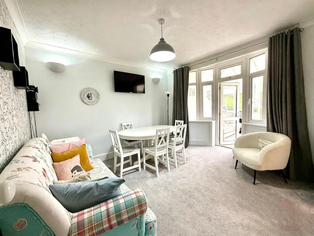 House in Swindon, Lakeside - More