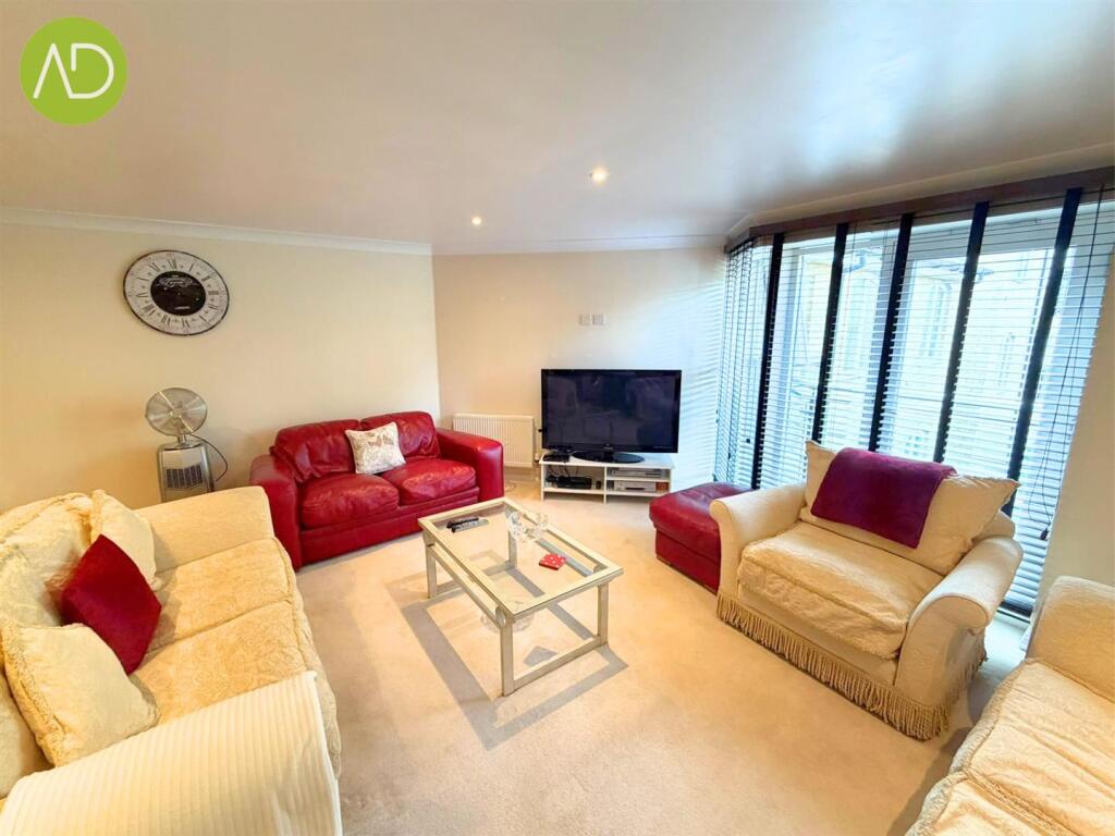 Apartment in East Hertfordshire, Ware - More