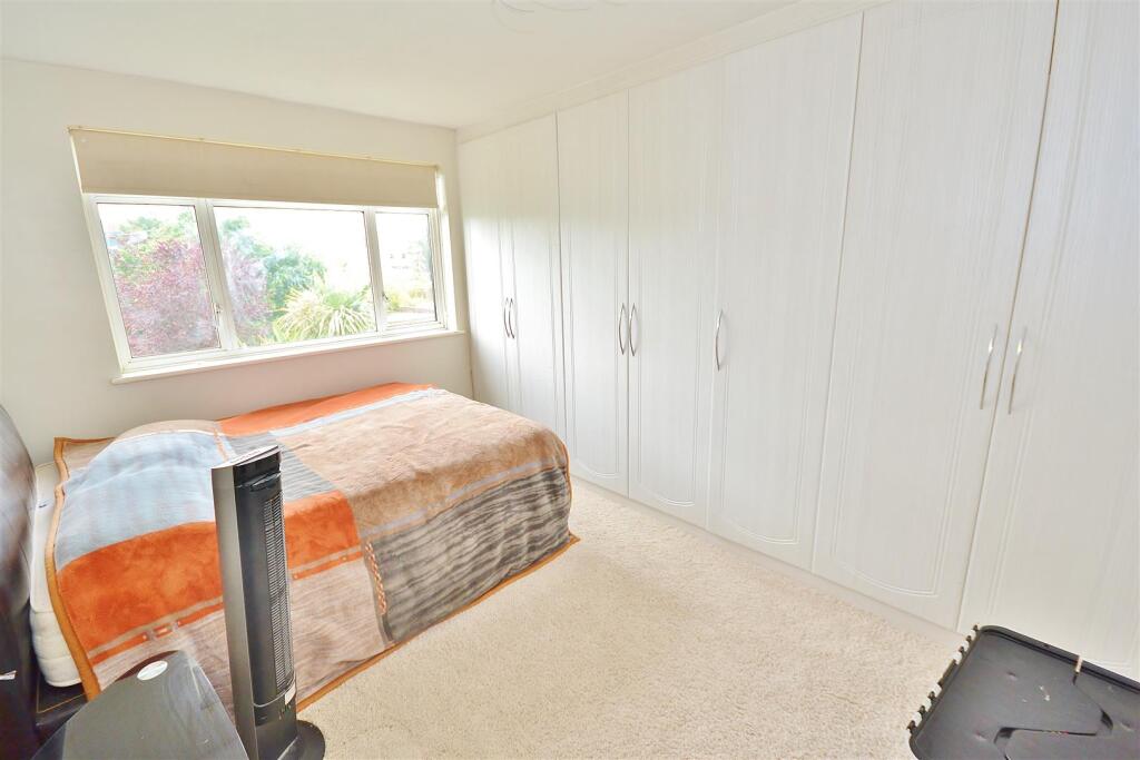 House in Ilford, Barkingside - More
