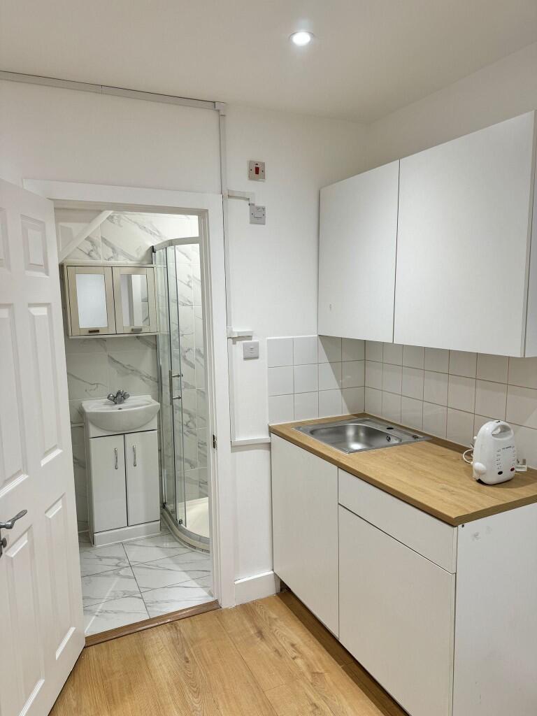 98 North Circular Road, London, NW10 photo 2