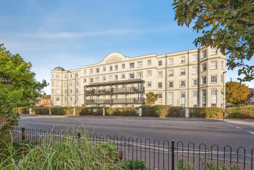 1-bed flat on Marine Parade West, Clacton-On-Sea, £95,000