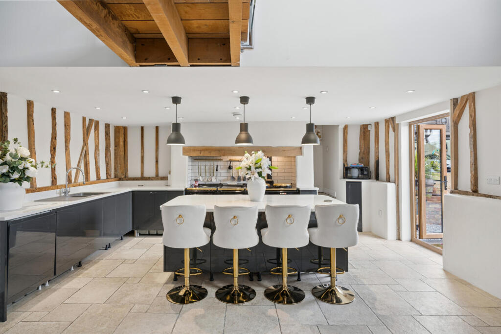 House in Harlington, Central Bedfordshire - More