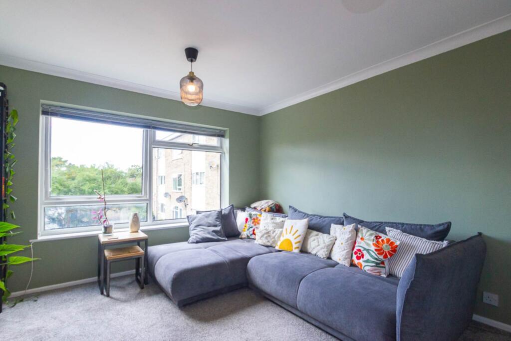 Apartment in Southend-on-Sea - View 4