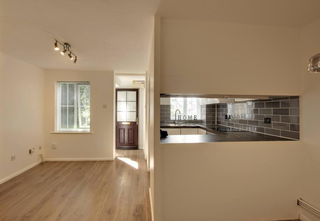 Apartment in Redhill - View 2