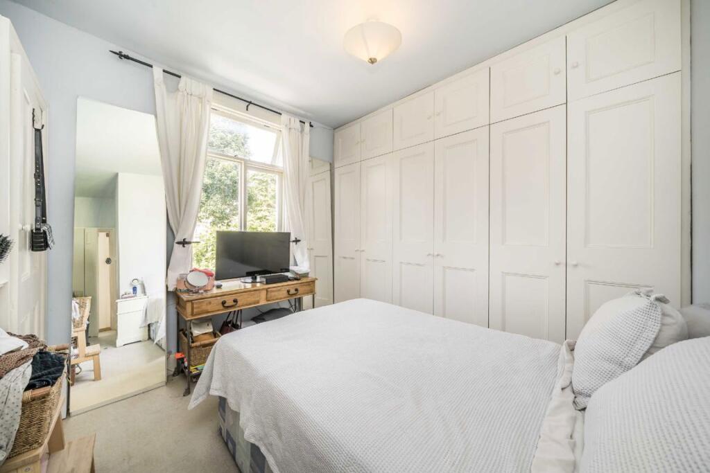 House in Twickenham - More