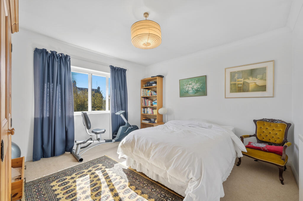 House in Kingston upon Thames - More