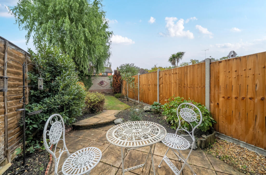 Savory Walk, Binfield, Bracknell photo 4