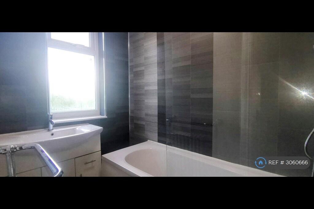 Apartment in Southend-on-Sea - View 4