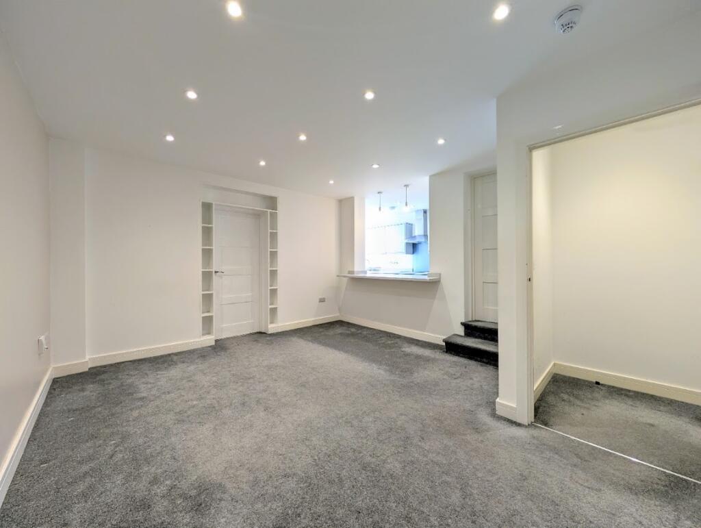 Apartment in Worthing, Broadwater - View 3