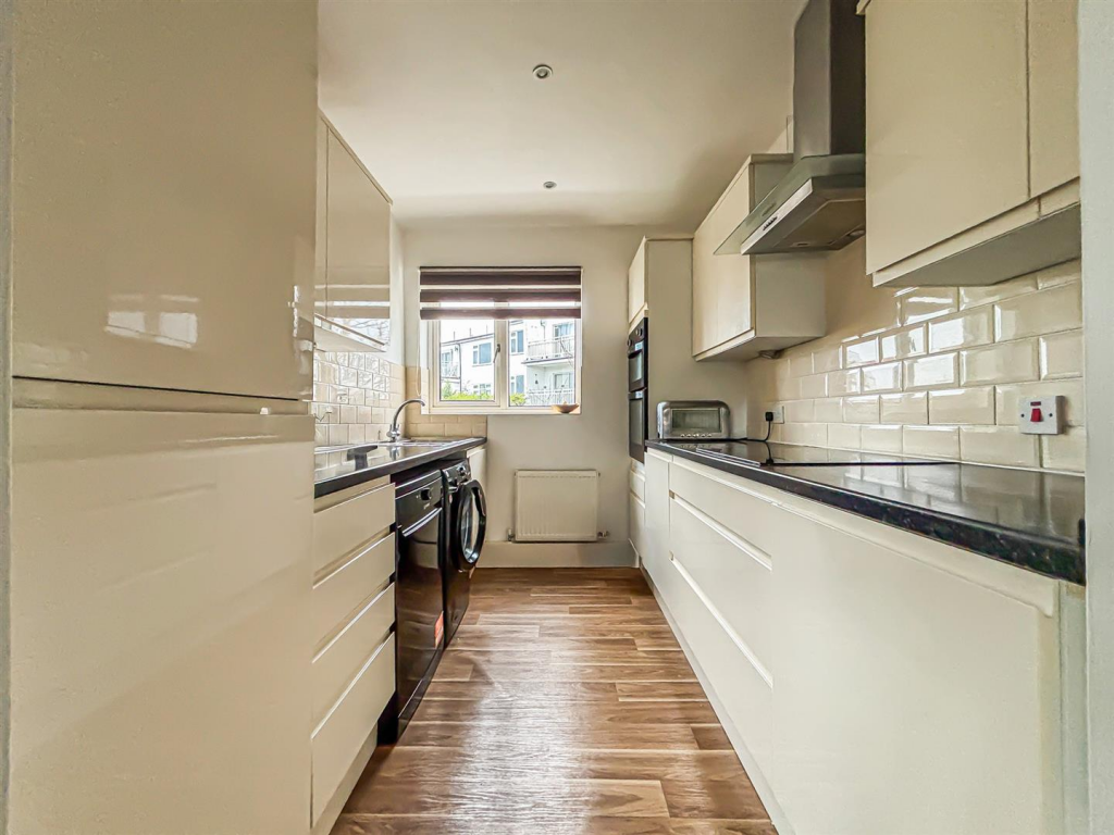 Waters Edge, Shorefield Road, Westcliff-on-Sea photo 5