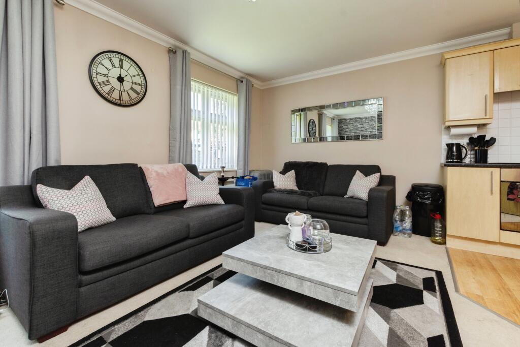 102 Brighton Road, Coulsdon, CR5 photo 4
