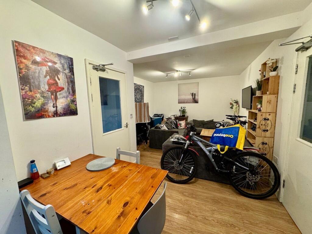 1 bedroom house share for rent