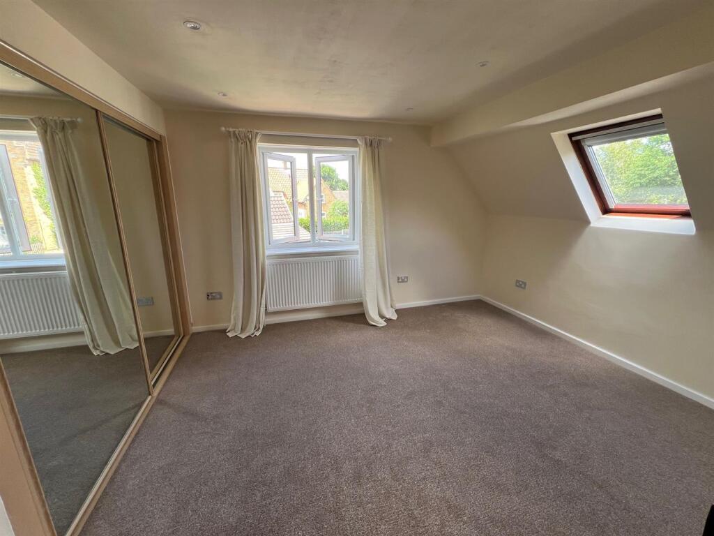 House in Basildon, Noak Bridge - More