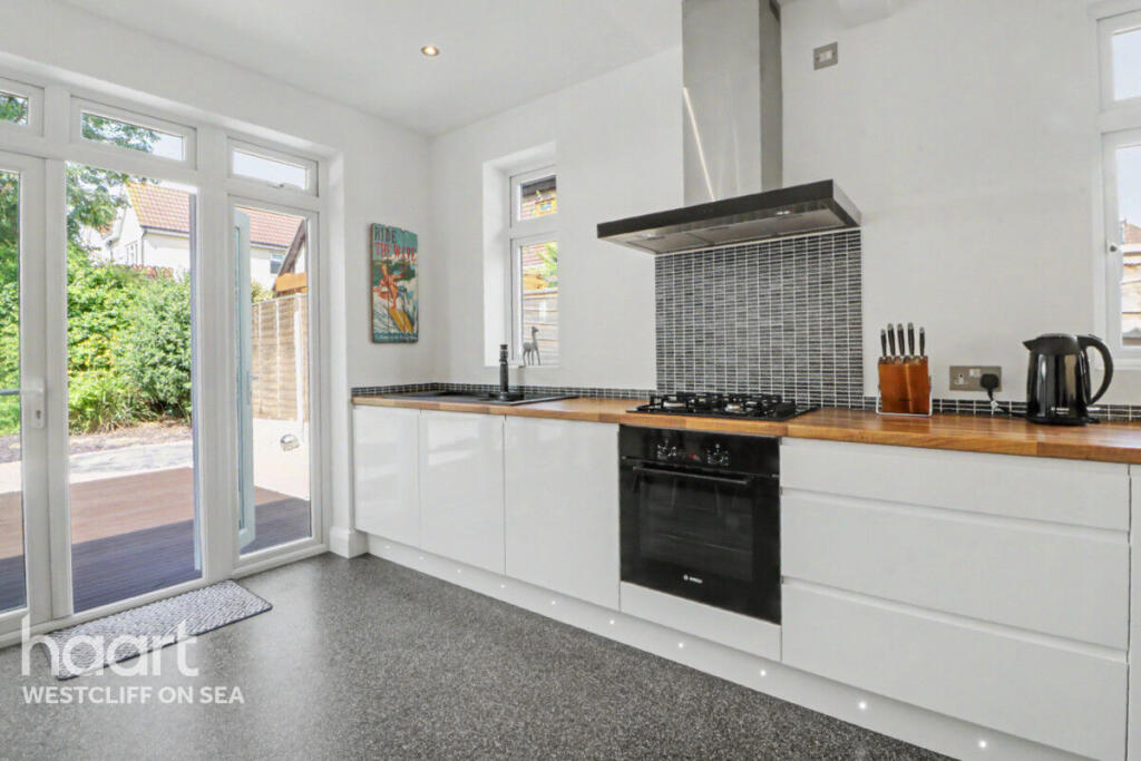 Prittlewell Chase, WESTCLIFF-ON-SEA photo 4