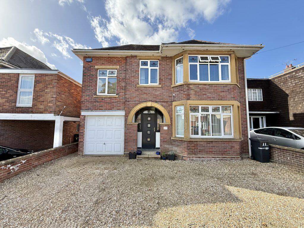 4-bed detached on Swallowcliffe Gardens, Yeovil, Somerset, BA20, £500,000