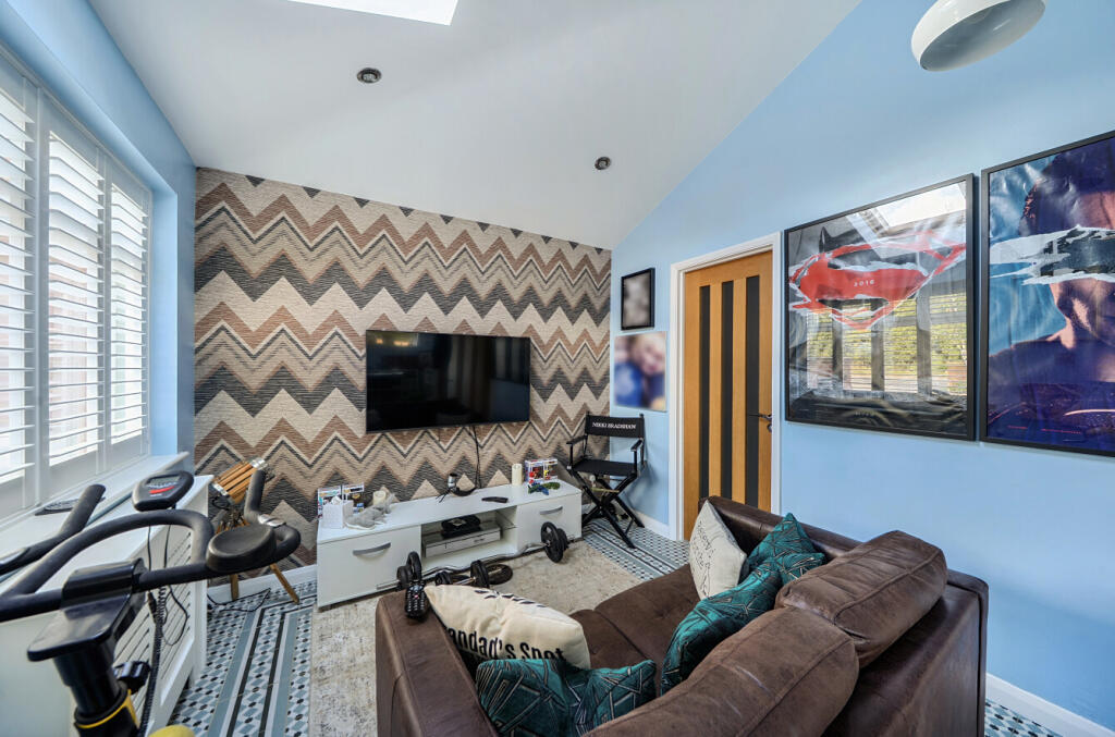 House in Caddington, Central Bedfordshire - More