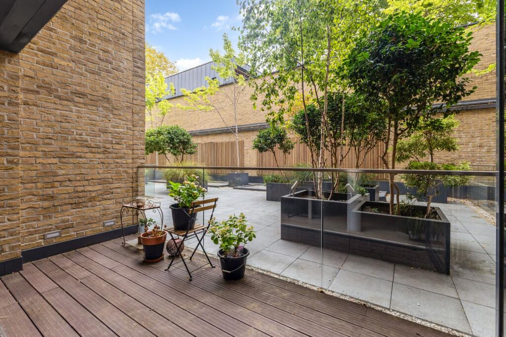 Apartment in London - More
