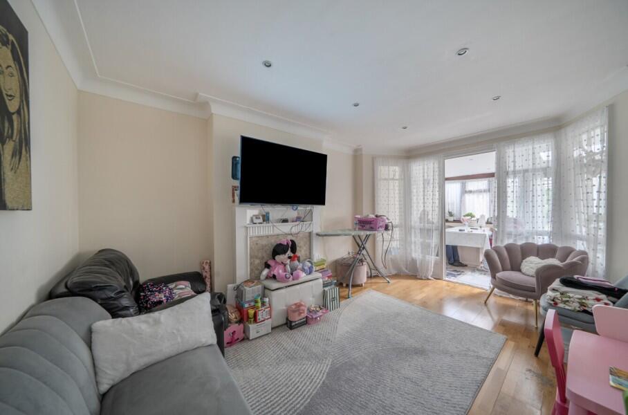 Girton Avenue, Kingsbury, NW9 9UD photo 3