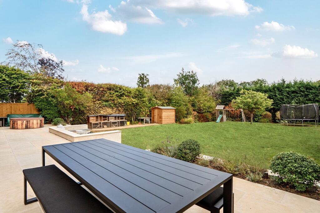 House in Kingston upon Thames - More