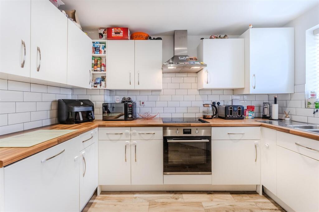 House in Kettering, Hanwood Park - View 2