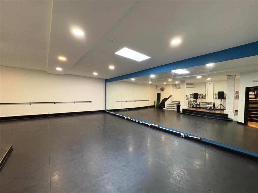 Apartment in Southend-on-Sea - More