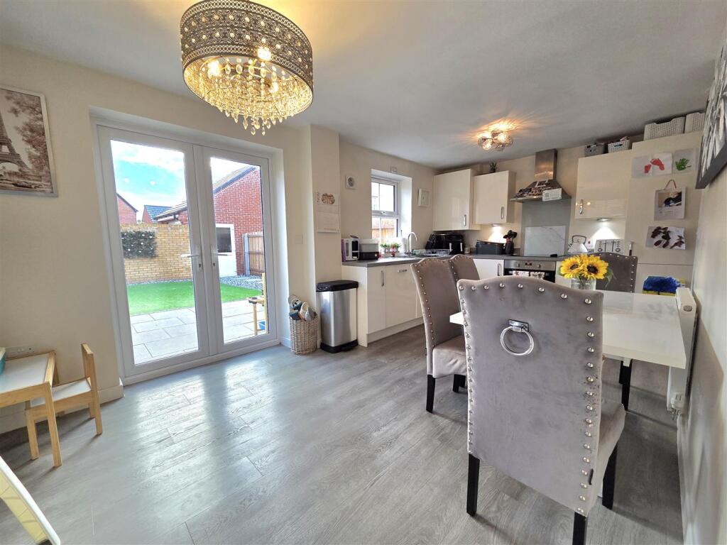 Warbler Close, Hardwicke, Gloucester photo 3