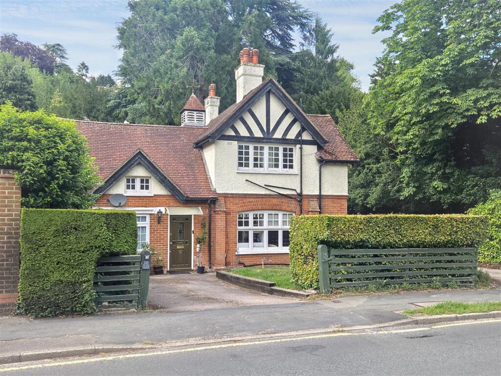 3-bed flat on Harestone Valley Road, Caterham, £400,000