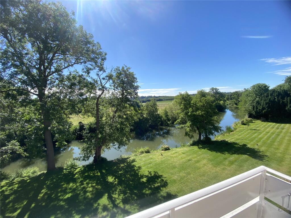 Apartment in Elmbridge, Surrey - View 4