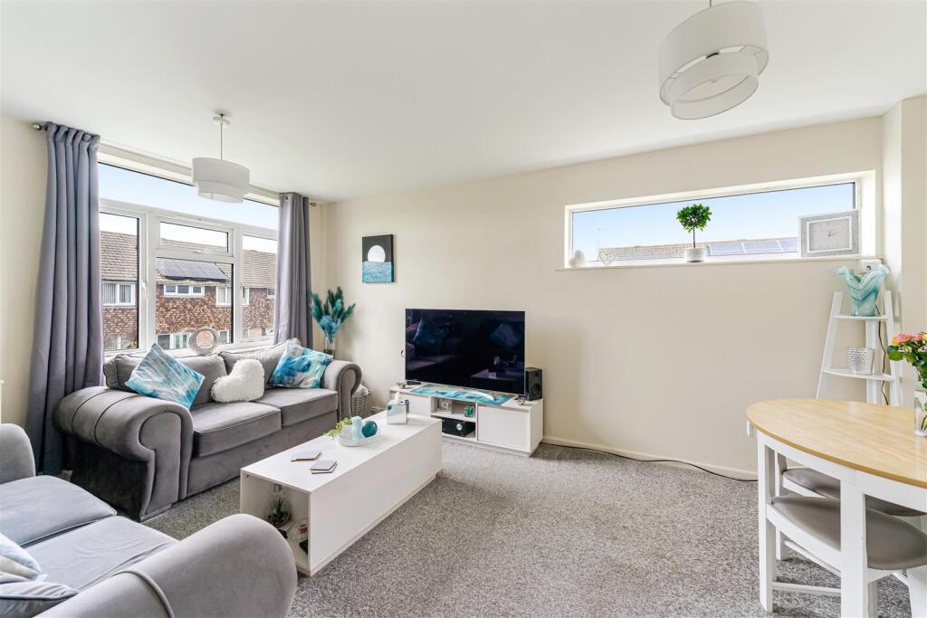 Dartmouth Close, Worle - SPACIOUS FLAT WITH GARAGE photo 4