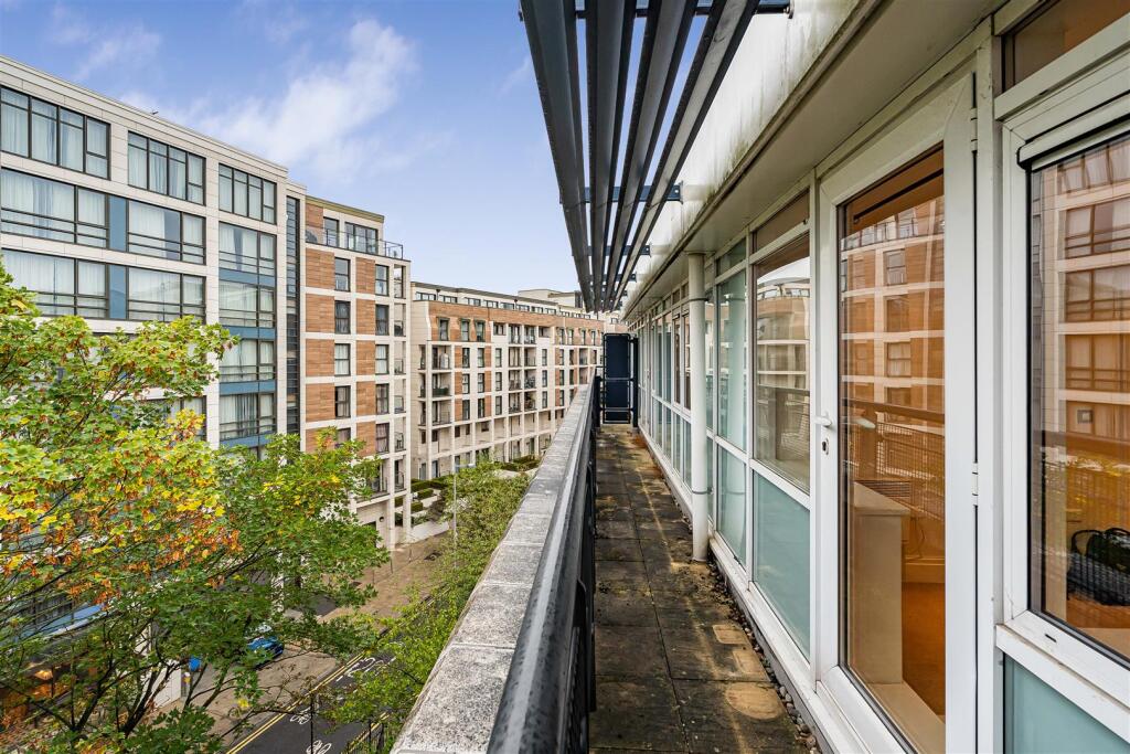 Apartment in London, Royal Borough of Kingston upon Thames - More