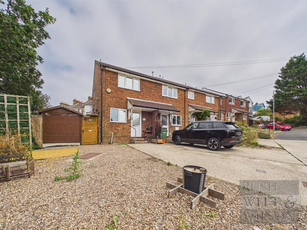 2-bed terraced on Saunders Close, Hastings, £220,000
