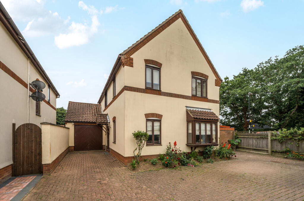 High Hall Close, Trimley St. Martin, Felixstowe photo 3