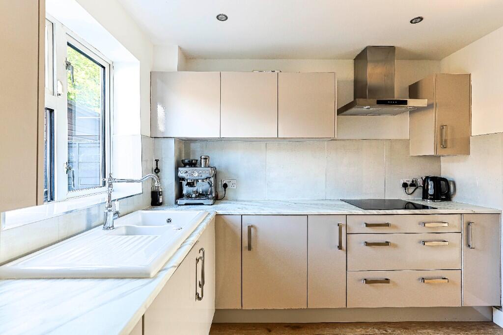 Darwin Road, Stevenage, Hertfordshire, SG2 photo 3