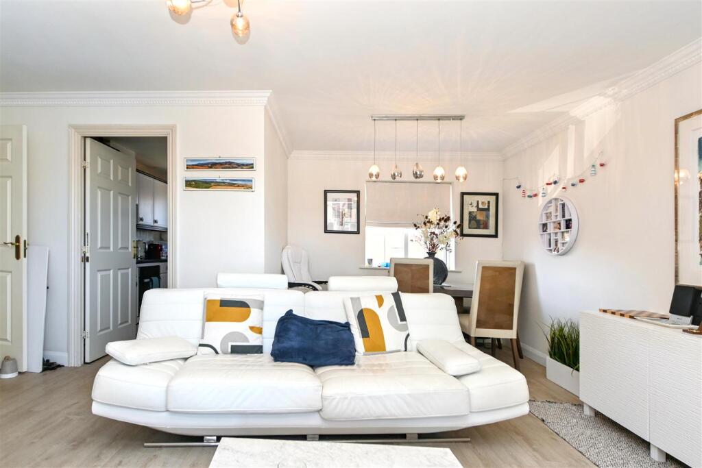 Apartment in Eastbourne, East Sussex - More