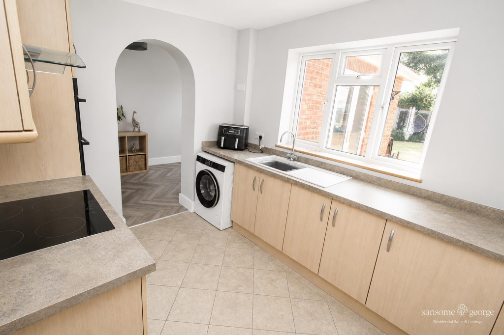 House in Reading, The Triangle, Tilehurst - More