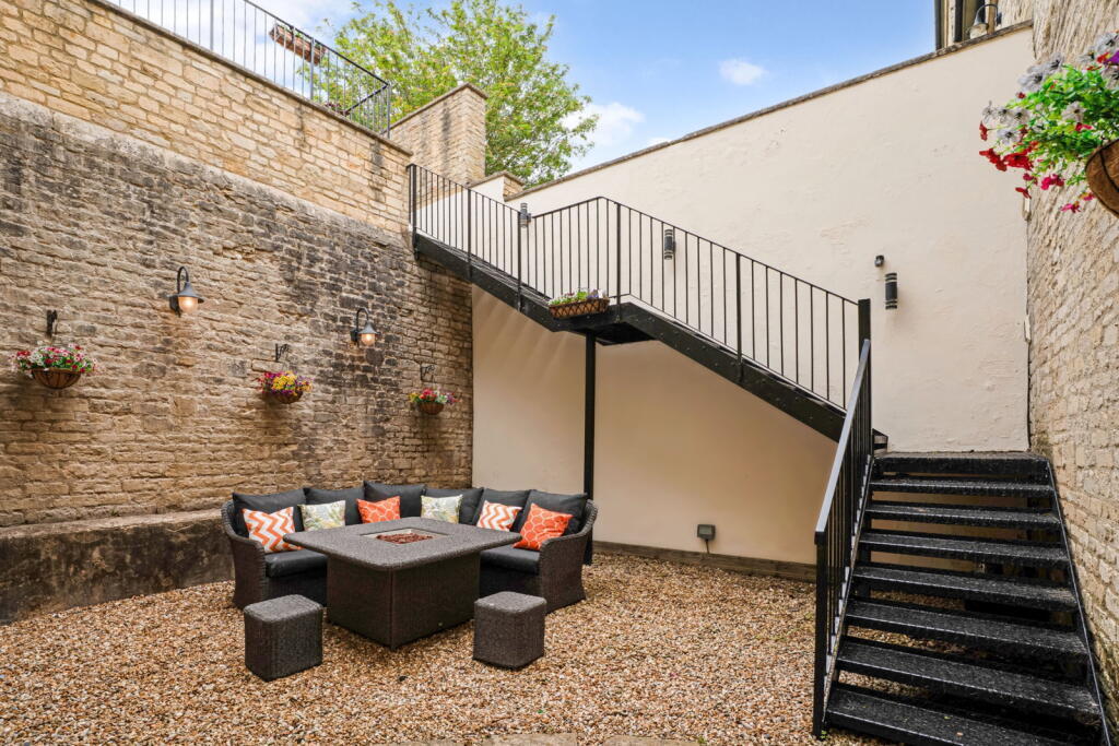 House in Gloucester - View 4