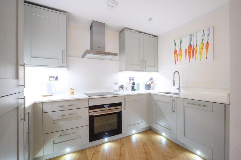 Apartment in Kingston upon Thames - View 3