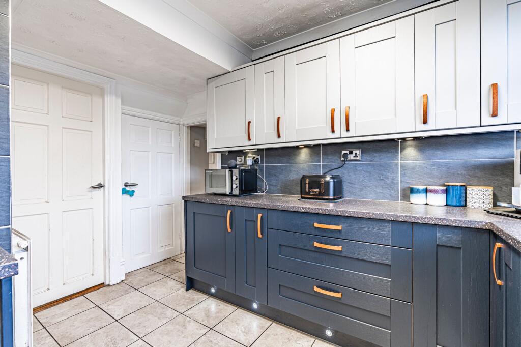 Merthyr Road, Pontypridd, CF37 - More