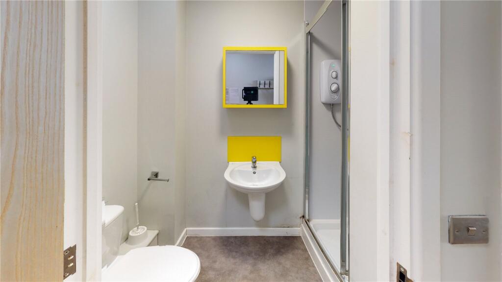Apartment in Bristol, The Triangle, Spike Island - View 3