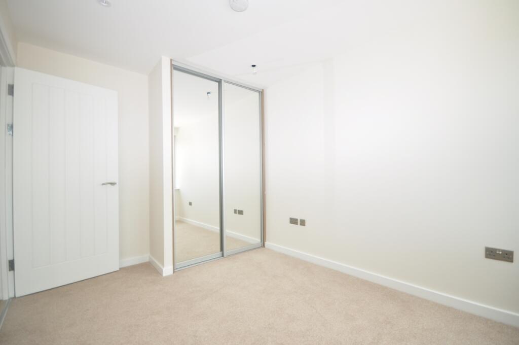 Apartment in Horsham, Oakhill - More