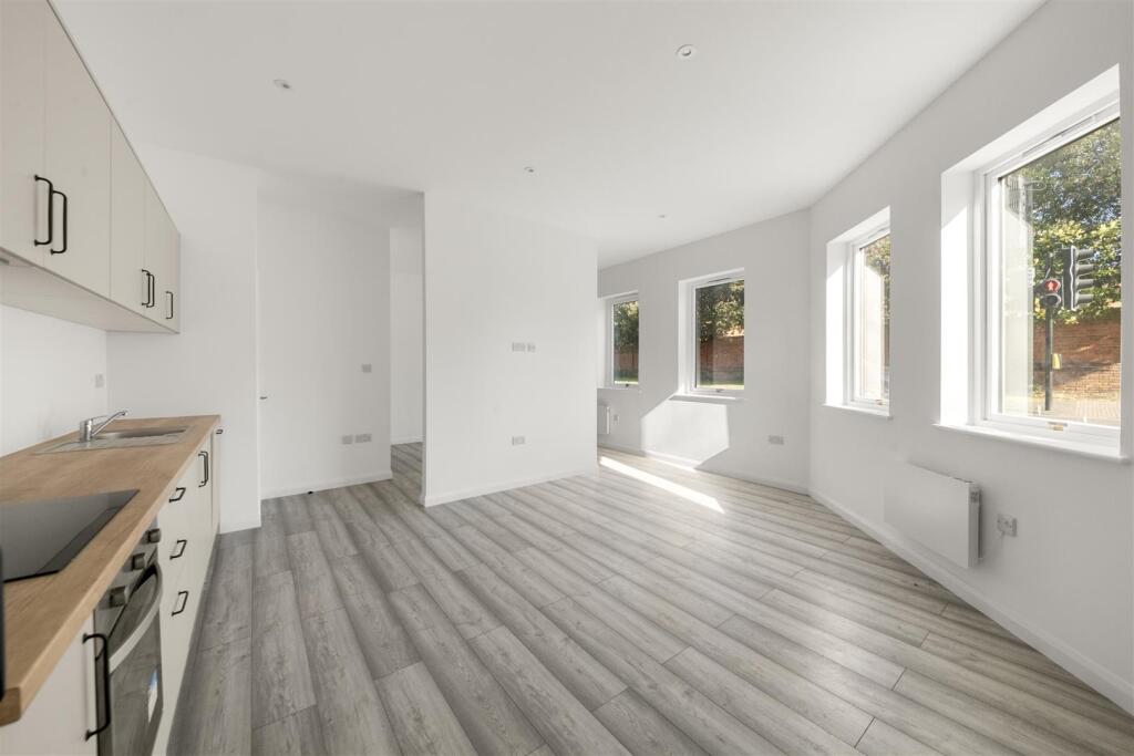 Apartment in Runnymede, Callow Hill - View 4
